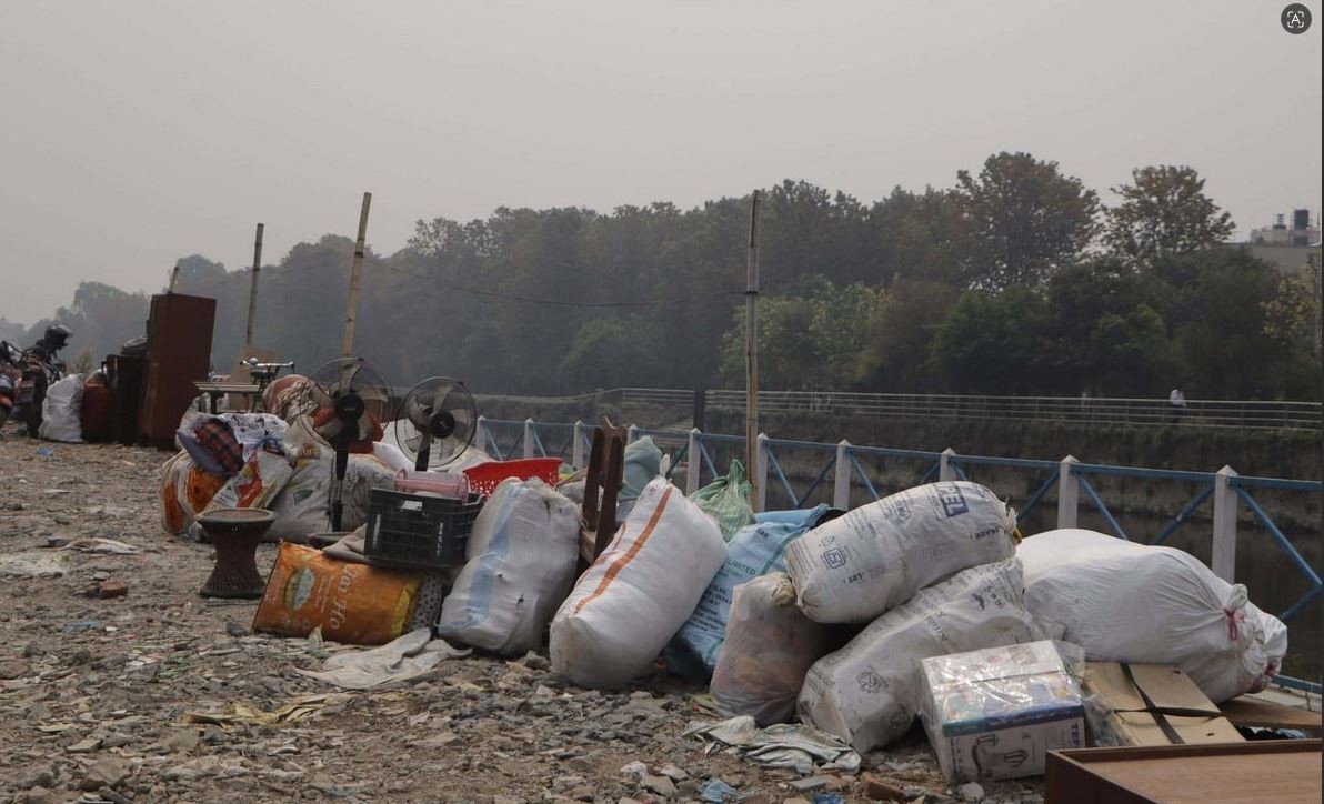 सुकुमबासी बस्तीको समान धमाधम सार्न थालियो
